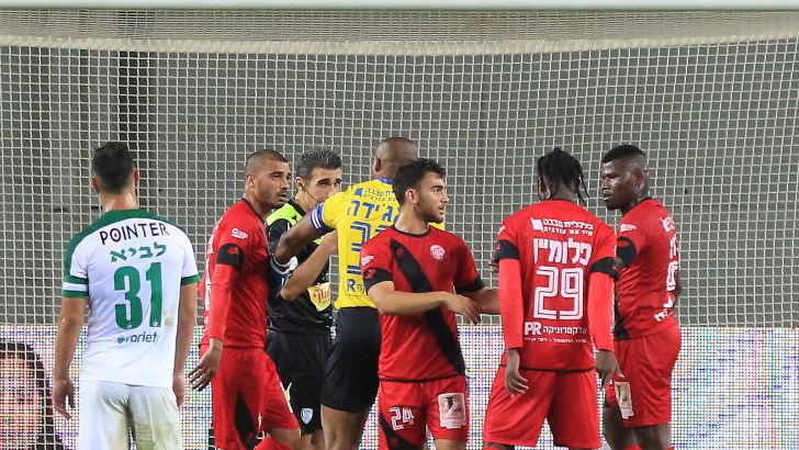 לוסיו מתווכח עם פרדי פלומיין