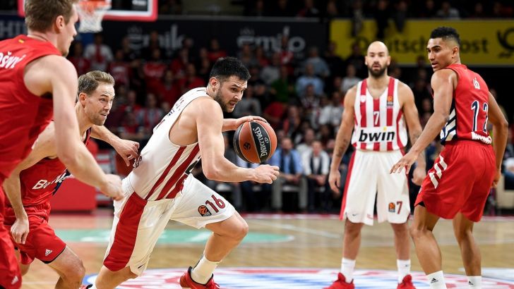 קוסטאס פאפאניקולאו