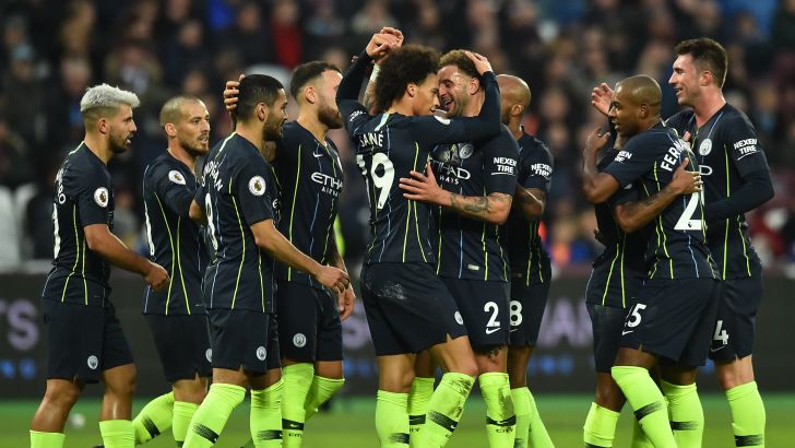 שחקני מנצ'סטר סיטי חוגגים