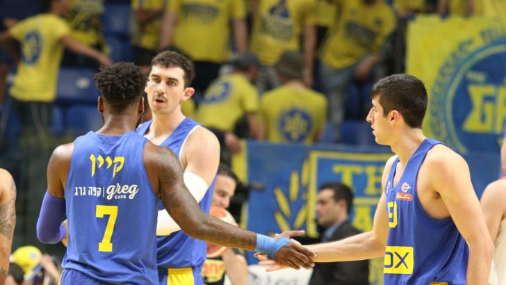 שחקני מכבי תל אביב חוגגים