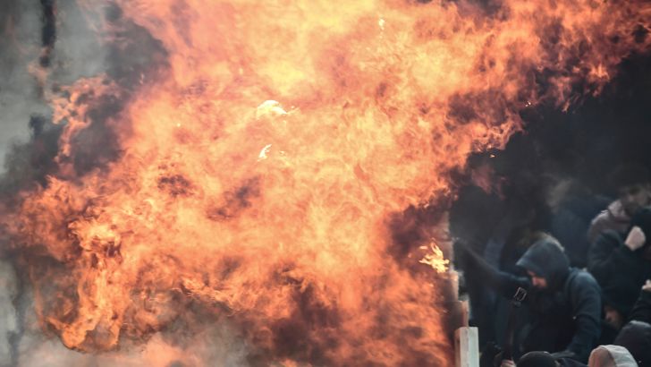 אוהדי א.א.ק אתונה מבעירים את היציע של אייאקס