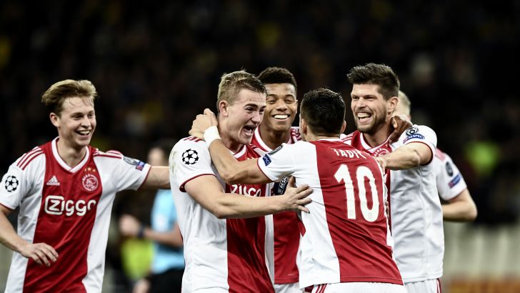 שחקני אייאקס חוגגים