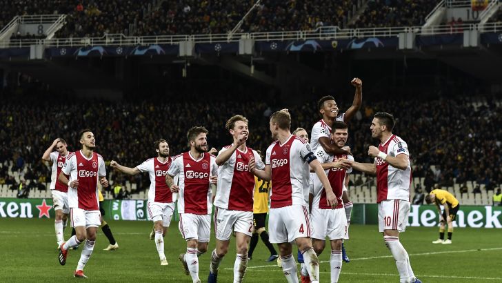 שחקני אייאקס חוגגים