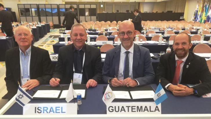 יגאל כרמי וגילי לוסטיג עם נציגי גואטמלה