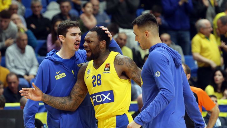 שחקני מכבי חוגגים