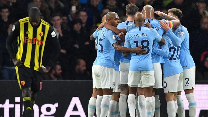 שחקני מנצ'סטר סיטי חוגגים