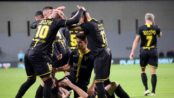 שחקני בית"ר ירושלים חוגגים