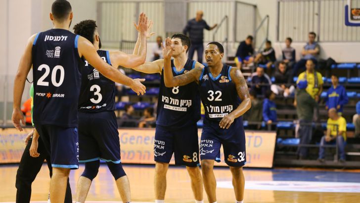 שחקני הפועל אילת חוגגים