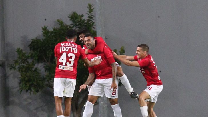 שחקני הפועל תל אביב חוגגים