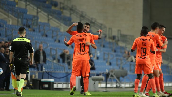 שחקני בני יהודה חוגגים