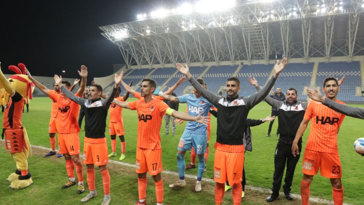 שחקני בני יהודה חוגגים