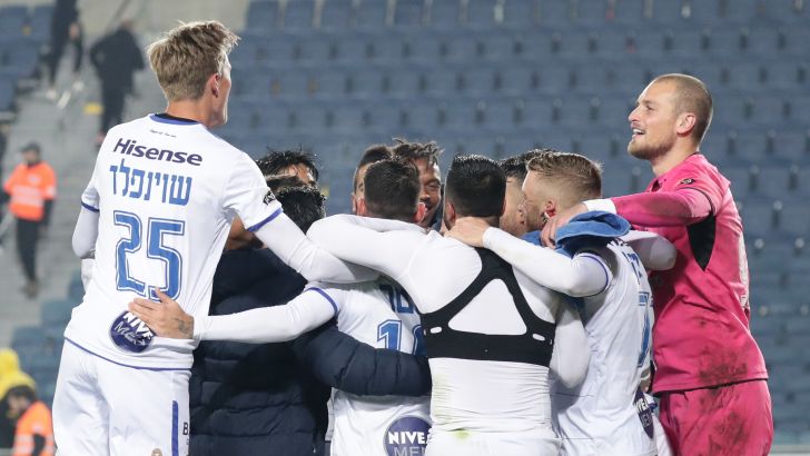 ראיקוביץ' ושויפנלד חוגגים עם שחקני מכבי