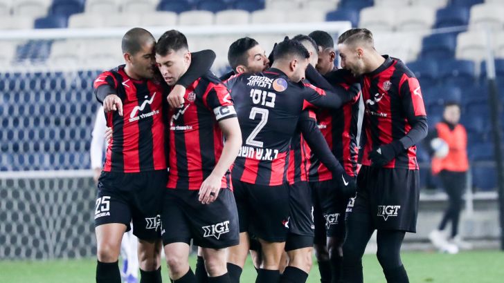 שחקני הפועל קטמון חוגגים