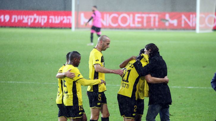 שחקני מכבי נתניה חוגגים