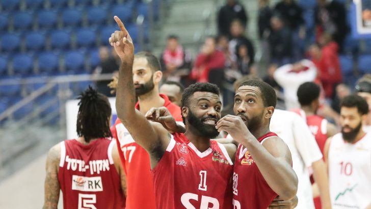 שחקני הפועל תל אביב חוגגים