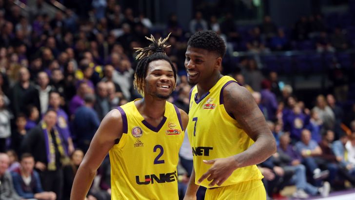 שחקני הפועל חולון חוגגים