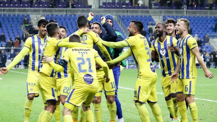 שחקני מכבי תל אביב חוגגים