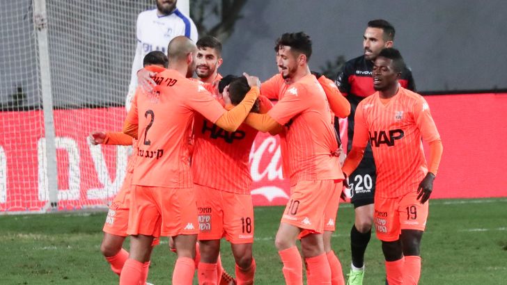 שחקני בני יהודה חוגגים