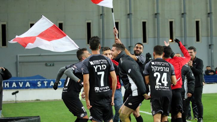 שחקני הפועל חדרה חוגגים