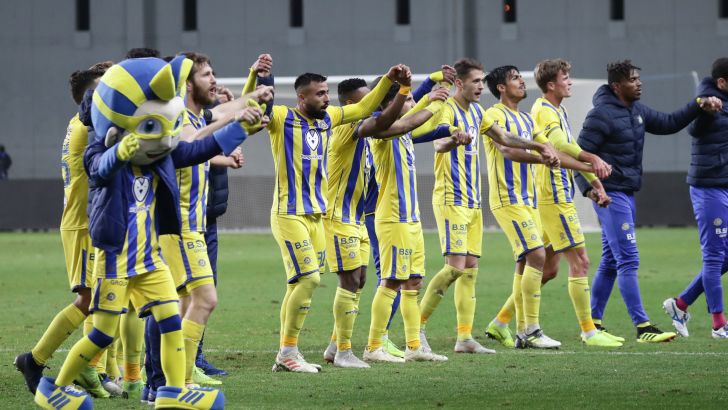 שחקני מכבי תל אביב חוגגים