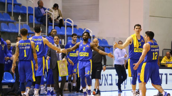 שחקני מכבי תל אביב חוגגים