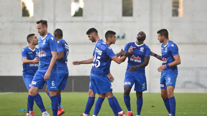 שחקני מכבי פתח תקווה חוגגים