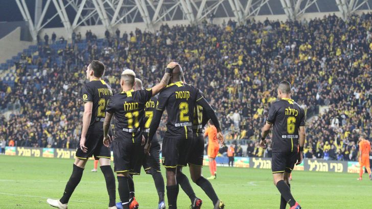 שחקני בית"ר ירושלים חוגגים