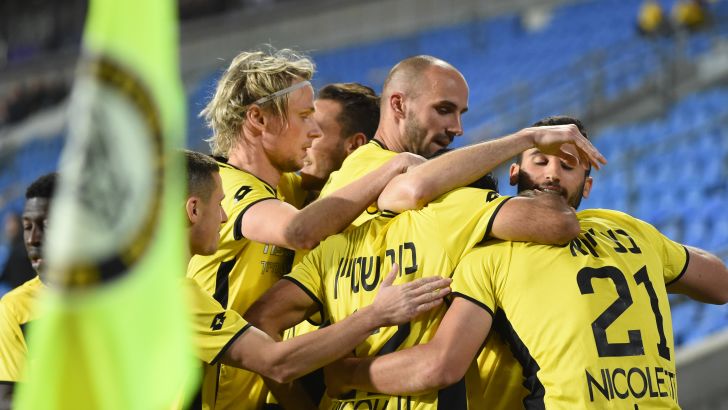 שחקני מכבי נתניה חוגגים