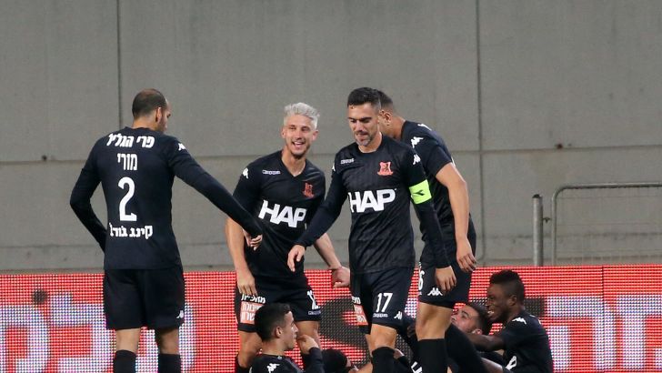 שחקני בני יהודה חוגגים