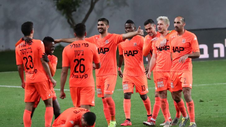 שחקני בני יהודה חוגגים