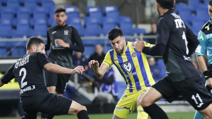 שחקני בני סכנין עם אבי ריקן