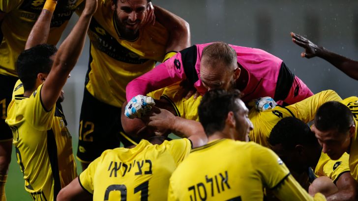 שחקני מכבי נתניה חוגגים