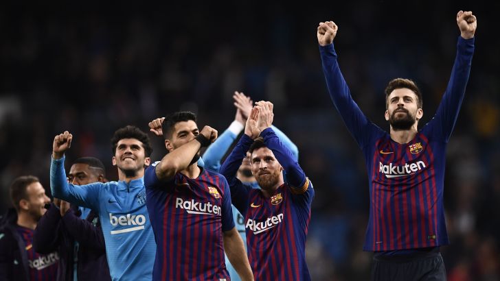 ג'רארד פיקה ושחקני ברצלונה חוגגים בברנבאו