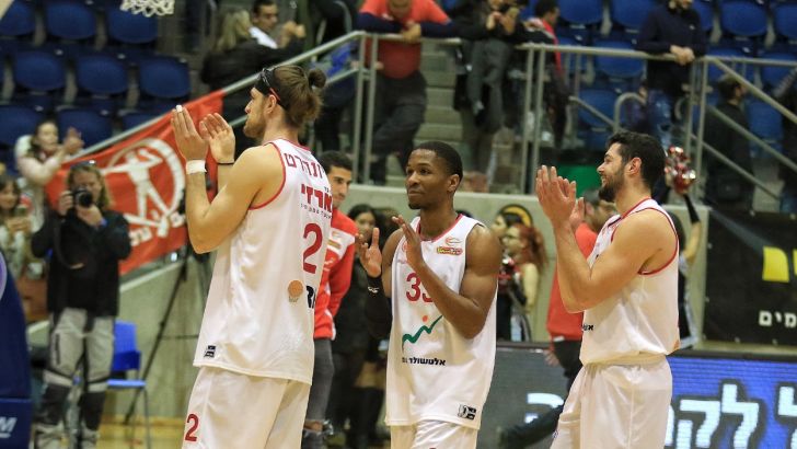 שחקני הפועל באר שבע חוגגים