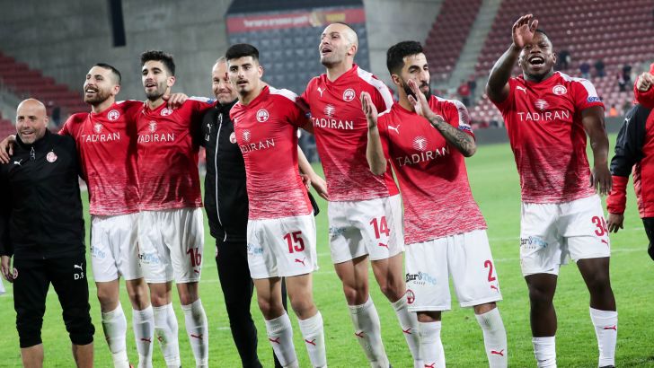 שחקני הפועל באר שבע חוגגים