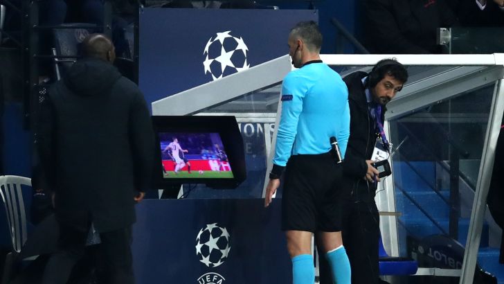 פנדל למנצ'סטר יונייטד בסיוע VAR