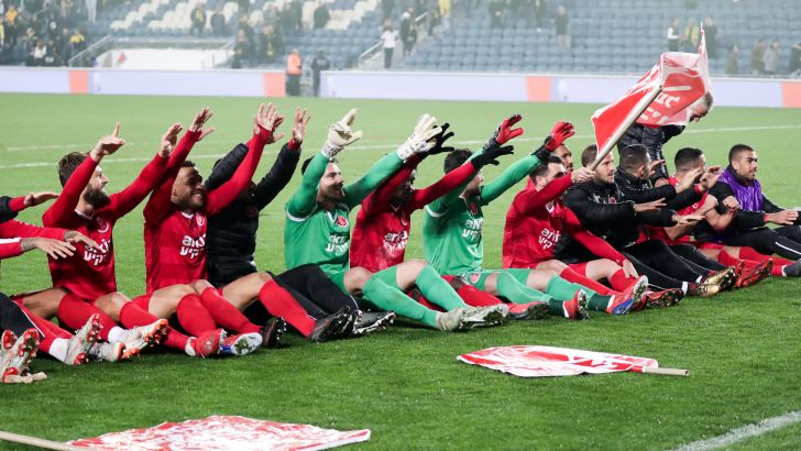 שחקני הפועל תל אביב חוגגים