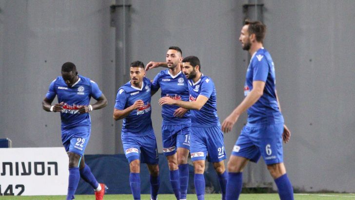 שחקני מכבי פתח תקווה חוגגים