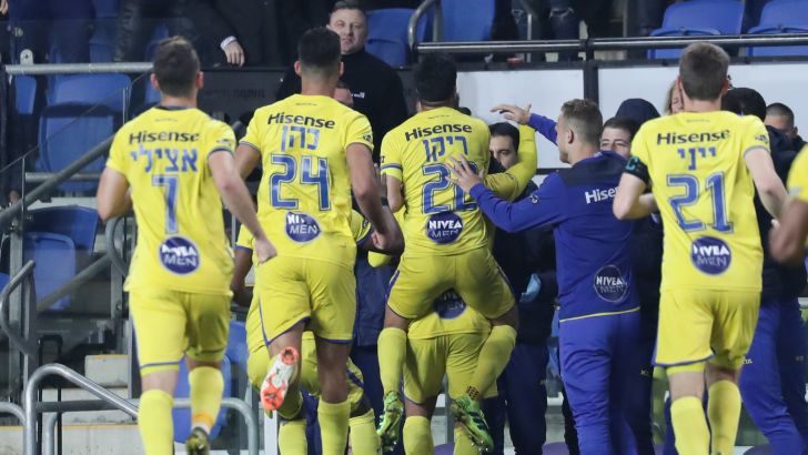 שחקני מכבי תל אביב חוגגים