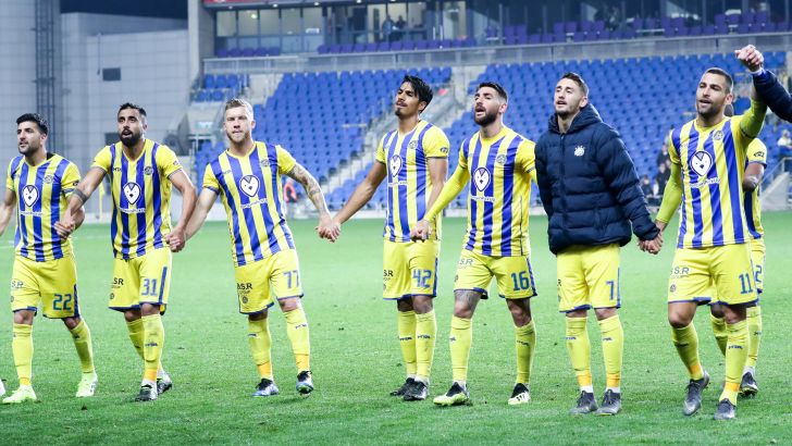 שחקני מכבי תל אביב חוגגים