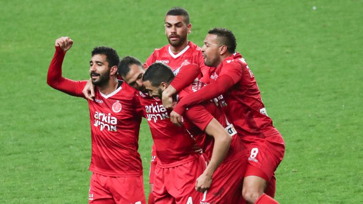 שחקני הפועל תל אביב חוגגים