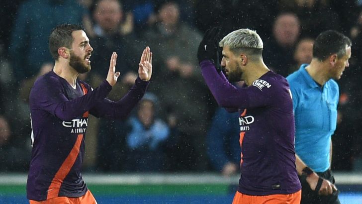 שחקני מנצ'סטר סיטי חוגגים