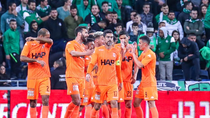 שחקני בני יהודה חוגגים