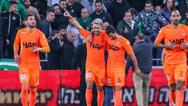 שחקני בני יהודה חוגגים