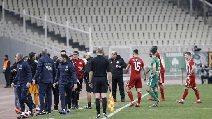 שוטרים במשחק בין אולימפיאקוס לבין פנאתינייקוס