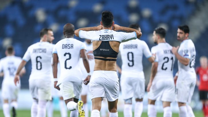 ערן זהבי חוגג עם שחקני נבחרת ישראל