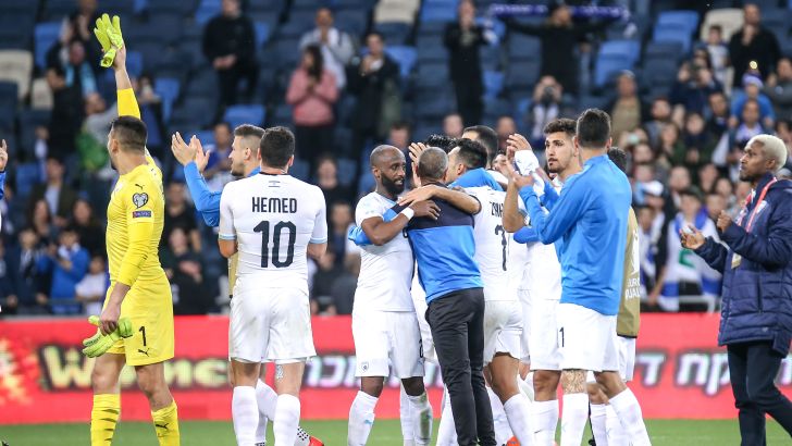 שחקני נבחרת ישראל חוגגים