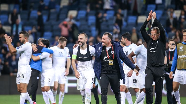 שחקני נבחרת ישראל חוגגים