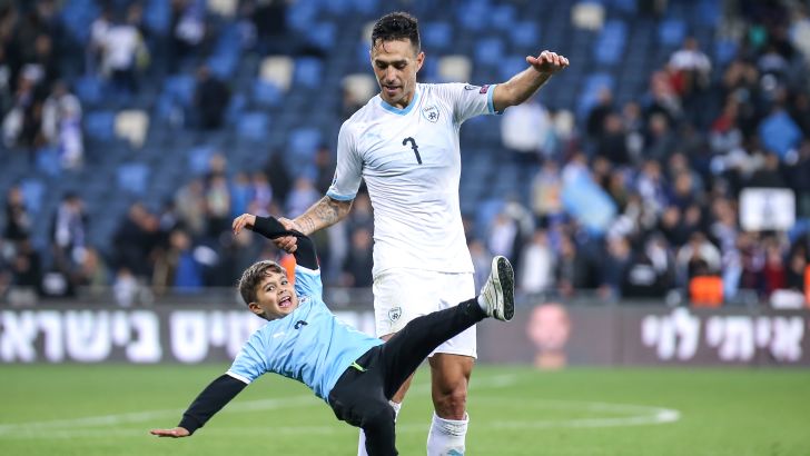 זהבי חוגג על הדשא בסיום