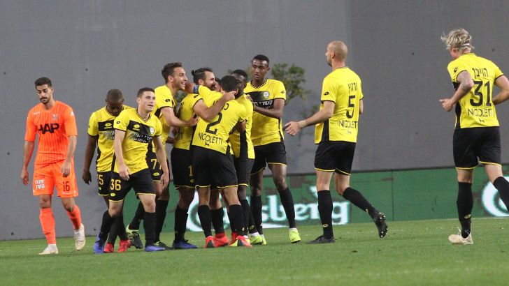 בורנשטיין חוגג עם שחקני נתניה